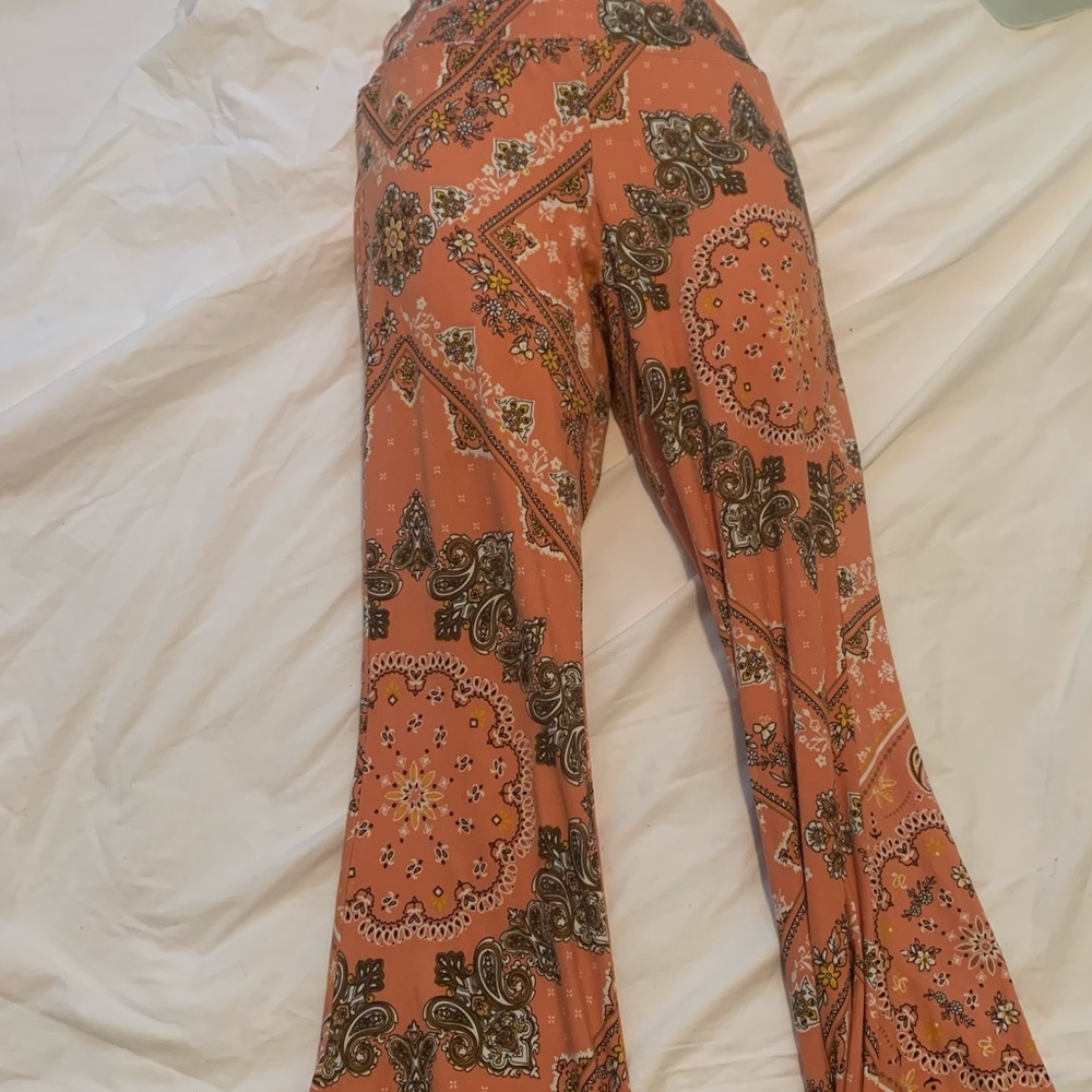 Pattern peach bellbottom yoga pants